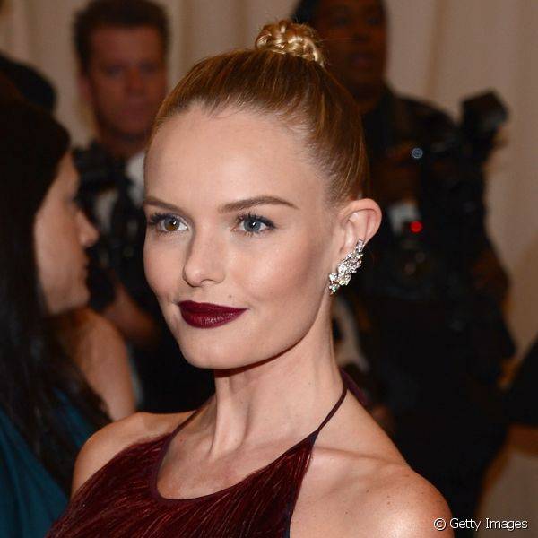 A tendência vampy lips, de lábios bem escuros, é hit entre as famosas. Kate Bosworth apostou no batom vinho para o 